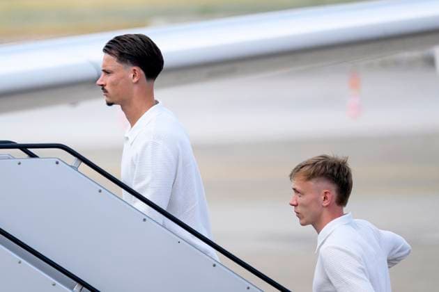 Die Fußballspieler Robin Koch und Maximilian Beier steigen in den Flieger am Flughafen Nürnberg vor dem Abflug der Nationalmannschaft zum Achtelfinale gegen Dänemark bei der UEFA EURO, EM, Europameisterschaft,Fussball 2024 Fußball-Europameisterschaft in Dortmund. Nürnberg, 28.06.2024 Bayern Deutschland *** Soccer players Robin Koch and Maximilian Beier board the plane at Nuremberg airport before the national teams departure for the round of 16 against Denmark at the UEFA EURO 2024 European Football Championship in Dortmund Nuremberg, 28 06 2024 Bavaria Germany Copyright: xDwixAnoraganingrumx