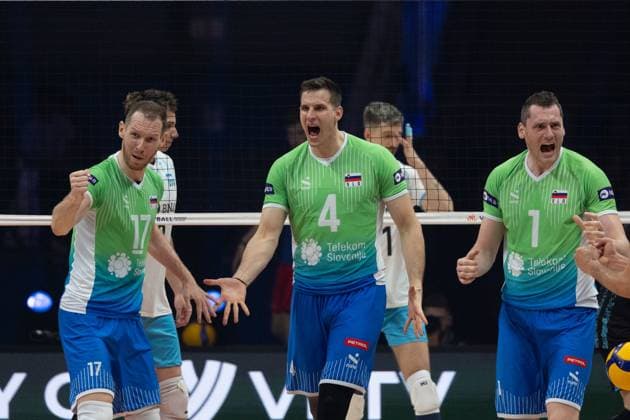 Slovenia - Argentina 28.06.2024 Lodz, Poland, men s Volleyball Nations League, final round quarter finals , game ( match ) Slovenia - Argentina ; image shows: Tine Urnaut (L) Jan Kozamernik (C) Toncek Stern (R) photo Katarzyna Plewczynska Fotostyk Copyright: xFotostykxPhotoxAgencyx 20240628FCTKP1482