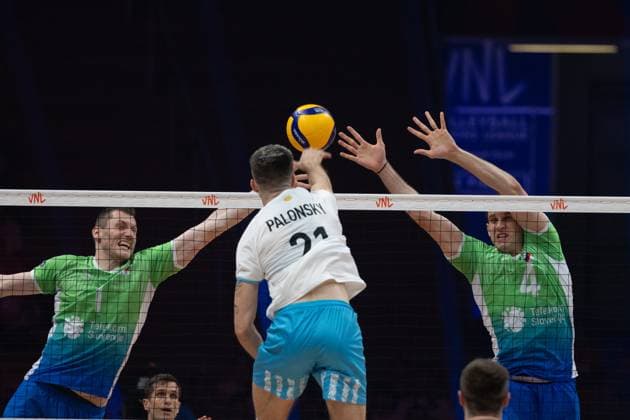 Slovenia - Argentina 28.06.2024 Lodz, Poland, men s Volleyball Nations League, final round quarter finals , game ( match ) Slovenia - Argentina ; image shows: Toncek Stern (L) Luciano Palonsky (C) Jan Kozamernik (R) photo Katarzyna Plewczynska Fotostyk Copyright: xFotostykxPhotoxAgencyx 20240628FCTKP1433