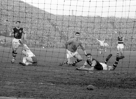 Archivbilder der Woche SPORT KW25 Europapokal der Landesmeister, 1960 1961, Viertelfinale Hamburger SV - FC Burnley 4:1 15.03.1961 Torjubel HSV mit Uwe Seeler (2. von links), Torwart Adam Blacklaw (3. von links) ist geschlagen *** European Champion Clubs Cup, 1960 1961, quarter-final Hamburger SV FC Burnley 4 1 15 03 1961 Goal celebration HSV with Uwe Seeler 2 from left , goalkeeper Adam Blacklaw 3 from left is beaten HM