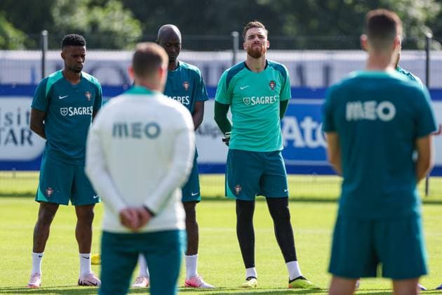 EM 2024 Portugal Training in Marienfeld on 28 06 2024 The Portugal players with a minute of silence for former player of Sporting Lisboa Faleceu Manuel Fernandes MH