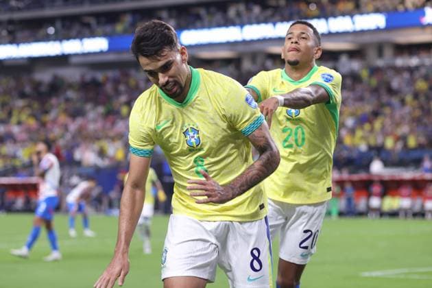 Paraguay gegen Brasilien Copa America 28. Juni 2024 Las Vegas USA, Copa America Paraguay gegen Brasilien Lucas Paqueta feiert nach seinem fünften Tor für Brasilien und wird von Savio aus Brasilien spielerisch geschubst Foto von Mark Leech Las Vegas Nevada USA  Copyright: xMarkxLeechxOffside