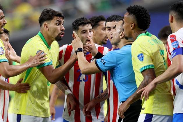 Paraguay gegen Brasilien Copa America 28. Juni 2024 Las Vegas USA, Copa America Paraguay gegen Brasilien Lucas Paqueta aus Brasilien streitet mit dem Schiedsrichter Foto von Mark Leech Las Vegas Nevada USA  Copyright: xMarkxLeechxOffside
