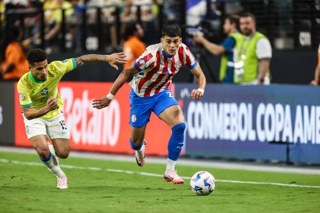 June 28, 2024: Paraguay defender Gustavo VeloÂ¡zquez (25) controls the ball during the CONMEBOL Copa America Group D Stage match at Allegiant Stadium between Paraguay vs Brazil on June 28, 2024 in Las Vegas, NV. CSM. Las Vegas United States of America - ZUMAc04_ 20240628_zma_c04_081 Copyright: xChristopherxTrimx