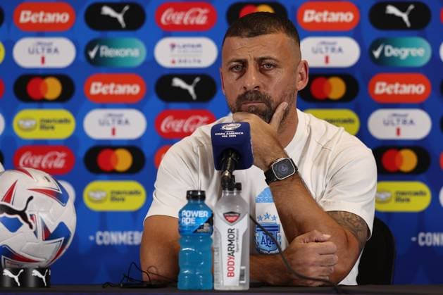 Argentina s head coach assistant Walter Samuel gestures during a press conference ahead the match against Peru for the Copa America USA 2024, group A, at Hard Rock stadium, on June 28, 2024 MIAMI UNITED STATES Copyright: xALEJANDROxPAGNIx