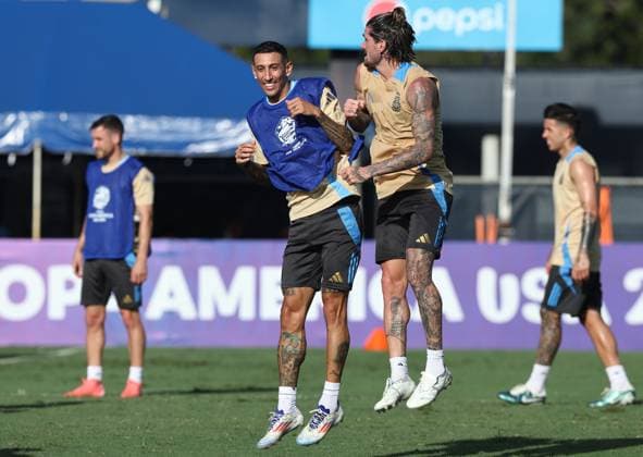 Argentina s forward Angel Di Maria L and midfielder Rodrigo de Paul joke during a training session ahead the match against Peru for the Copa America USA 2024, group A, at Florida International University FIU , on June 28, 2024 MIAMI UNITED STATES Copyright: xALEJANDROxPAGNIx