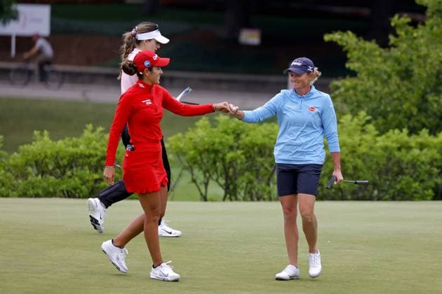 MIDLAND, MI - JUNE 28: LPGA, Golf Damen golfer Stacy Lewis gets a fist bump from Maria Fassi after making a birdie on the 3rd hole during the second round of the LPGA Dow Championship on June 28, 2024, at Midland Country Club in Midland, Michigan. (Photo by Brian Spurlock Icon Sportswire) GOLF: JUN 28 LPGA Dow Championship EDITORIAL USE ONLY Icon24062882