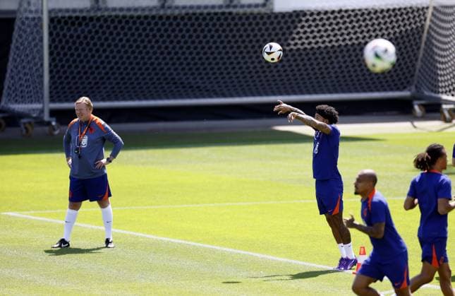 WOLFSBURG - (l-r) National coach Ronald Koeman, Memphis Depay during a training session of the Dutch national team, Nationalteam at the AOK Stadium on June 29, 2024 in Wolfsburg, Germany. The Dutch national team is preparing for the eighth finals at the European Football Championship in Germany against Romania. ANP KOEN VAN WEEL UEFA EURO, EM, Europameisterschaft,Fussball 2024 Germany 2024 xVIxANPxSportx xxANPxIVx 502322549 originalFilename: 502322549.jpg