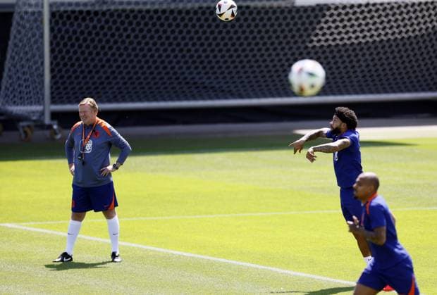 WOLFSBURG - (l-r) National coach Ronald Koeman, Memphis Depay during a training session of the Dutch national team, Nationalteam at the AOK Stadium on June 29, 2024 in Wolfsburg, Germany. The Dutch national team is preparing for the eighth finals at the European Football Championship in Germany against Romania. ANP KOEN VAN WEEL UEFA EURO, EM, Europameisterschaft,Fussball 2024 Germany 2024 xVIxANPxSportx xxANPxIVx 502322601 originalFilename: 502322601.jpg
