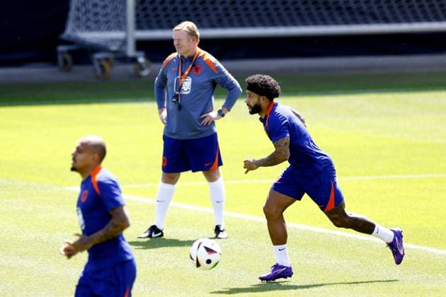 WOLFSBURG - (l-r) National coach Ronald Koeman, Memphis Depay during a training session of the Dutch national team, Nationalteam at the AOK Stadium on June 29, 2024 in Wolfsburg, Germany. The Dutch national team is preparing for the eighth finals at the European Football Championship in Germany against Romania. ANP KOEN VAN WEEL UEFA EURO, EM, Europameisterschaft,Fussball 2024 Germany 2024 xVIxANPxSportx xxANPxIVx 502322643 originalFilename: 502322643.jpg