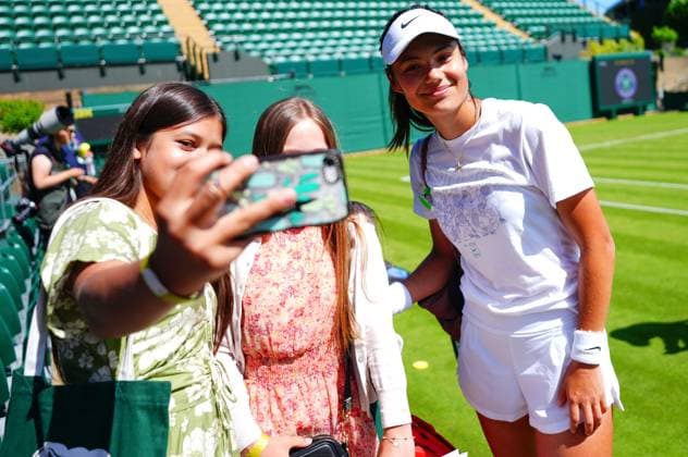 Emma Raducanu poses for photos after practice on Court 18 Wimbledon Tennis Championships, Practice and Previews, The All England Lawn Tennis and Croquet Club, London, UK - 29 Jun 2024  Copyright: xJavierxGarcia Shutterstockx 14560180m