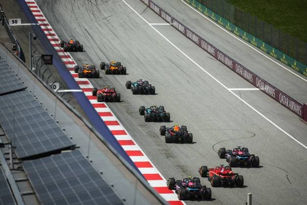 01 VERSTAPPEN Max (nld), Red Bull Racing RB20, action, start of the race, depart of the Sprint Race during the Formula 1 Qatar Airways Austrian Grand Prix 2024, 11th round of the 2024 Formula One World Championship, WM, Weltmeisterschaft from June 28 to 30, 2024 on the Red Bull Ring, in Spielberg, Austria - F1 - AUSTRIAN GRAND PRIX 2024 DPPI Panoramic XB3_8739