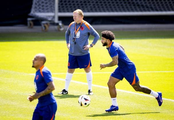 WOLFSBURG - Donyell Malen, national coach Ronald Koeman and Memphis Depay during a training session of the Dutch national team, Nationalteam at the AOK Stadium on June 29, 2024 in Wolfsburg, Germany. The Dutch national team is preparing for the eighth finals at the European Football Championship in Germany against Romania. ANP KOEN VAN WEEL UEFA EURO, EM, Europameisterschaft,Fussball 2024 Germany 2024 xVIxANPxSportx xxANPxIVx 502324176 originalFilename: 502324176.jpg