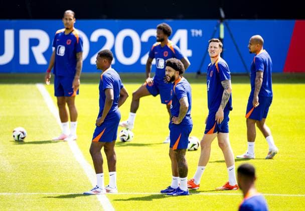 WOLFSBURG - Virgil van Dijk, Denzel Dumfries, Georginio Wijnaldum, Memphis Depay, Wout Weghorst and Donyell Malen during a training session of the Dutch national team, Nationalteam at the AOK Stadium on June 29, 2024 in Wolfsburg, Germany. The Dutch national team is preparing for the eighth finals at the European Football Championship in Germany against Romania. ANP KOEN VAN WEEL UEFA EURO, EM, Europameisterschaft,Fussball 2024 Germany 2024 xVIxANPxSportx xxANPxIVx 502324550 originalFilename: 502324550.jpg