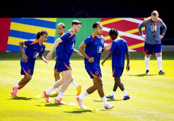 WOLFSBURG - Nathan Ake, Xavi Simons, Wout Weghorst, Virgil van Dijk, Jeremie Frimpong and national coach Ronald Koeman during a training session of the Dutch national team, Nationalteam at the AOK Stadium on June 29, 2024 in Wolfsburg, Germany. The Dutch national team is preparing for the eighth finals at the European Football Championship in Germany against Romania. ANP KOEN VAN WEEL UEFA EURO, EM, Europameisterschaft,Fussball 2024 Germany 2024 xVIxANPxSportx xxANPxIVx 502324980 originalFilename: 502324980.jpg