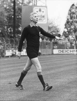 Archivbilder der Woche SPORT KW25 Walter Eschweiler (Fußballschiedsrichter) 11 83 ru Deutschland deutsch Deutscher Mann Fußball Schiedsrichter FIFA german soccer referee hoch ganz gehend schreitend Spielfeld Vorläufiger Scan vom Abzug bis Negativproduktion aufgefunden sw *** Walter Eschweiler soccer referee 11 83 ru Germany German German man sport soccer referee FIFA german soccer referee high all walking walking pitch preliminary scan from print to negative production found sw