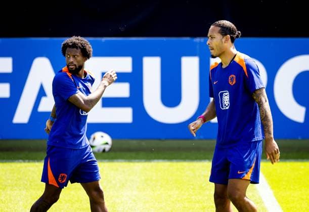 WOLFSBURG - Georginio Wijnaldum and Virgil van Dijk during a training session of the Dutch national team, Nationalteam at the AOK Stadium on June 29, 2024 in Wolfsburg, Germany. The Dutch national team is preparing for the eighth finals at the European Football Championship in Germany against Romania. ANP KOEN VAN WEEL UEFA EURO, EM, Europameisterschaft,Fussball 2024 Germany 2024 xVIxANPxSportx xxANPxIVx 502325476 originalFilename: 502325476.jpg