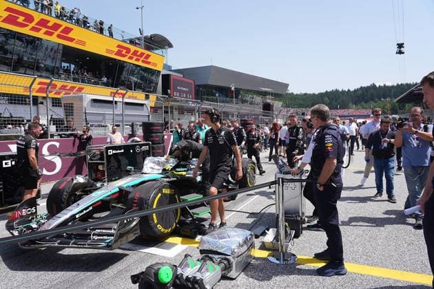 29 06 2024, Red Bull Ring, Spielberg, Formula 1 Grand Prix of Austria 2024 , in the picture Team Principal Christian Horner Oracle Red Bull Racing looks at the car of Lewis Hamilton GBR , Mercedes AMG Petronas Formula One Team Defodi 506 20240629 hbr 1851 Defodi-506