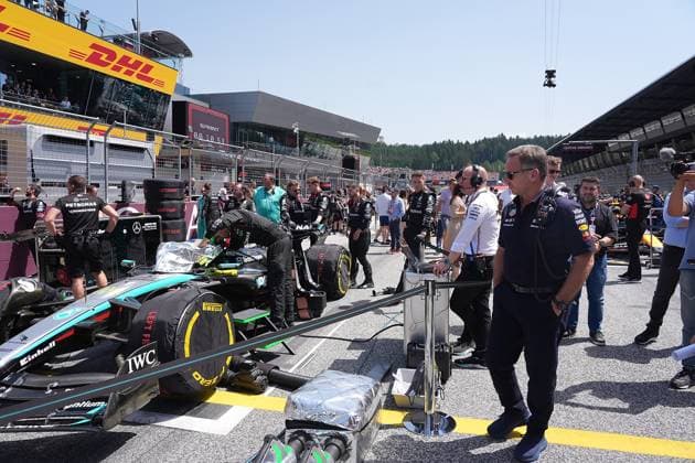 Formula 1 Austrian Grand Prix 2024 29 06 2024, Red Bull Ring, Spielberg, Formula 1 Austrian Grand Prix 2024 , in the picture Team Principal Christian Horner Oracle Red Bull Racing looks at the car of Lewis Hamilton GBR , Mercedes AMG Petronas Formula One Team nordphotoxGmbHx xBratic nph00250