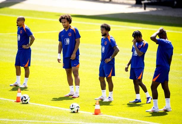 WOLFSBURG - Donyell Malen, Joshua Zirkzee, Georginio Wijnaldum, Jeremie Frimpong and Lutsharel Geertruida during a training session of the Dutch national team, Nationalteam at the AOK Stadium on June 29, 2024 in Wolfsburg, Germany. The Dutch national team is preparing for the eighth finals at the European Football Championship in Germany against Romania. ANP KOEN VAN WEEL UEFA EURO, EM, Europameisterschaft,Fussball 2024 Germany 2024 xVIxANPxSportx xxANPxIVx 502325557 originalFilename: 502325557.jpg