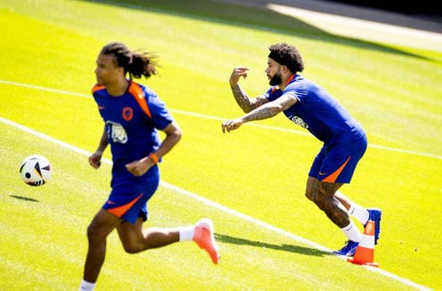 WOLFSBURG - Nathan Ake and Memphis Depay during a training session of the Dutch national team, Nationalteam at the AOK Stadium on June 29, 2024 in Wolfsburg, Germany. The Dutch national team is preparing for the eighth finals at the European Football Championship in Germany against Romania. ANP KOEN VAN WEEL UEFA EURO, EM, Europameisterschaft,Fussball 2024 Germany 2024 xVIxANPxSportx xxANPxIVx 502325688 originalFilename: 502325688.jpg