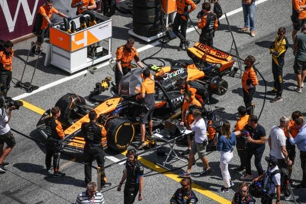 04 NORRIS Lando (gbr), McLaren F1 Team MCL38, starting grid mechanic, mecanicien, mechanics during the Formula 1 Qatar Airways Austrian Grand Prix 2024, 11th round of the 2024 Formula One World Championship, WM, Weltmeisterschaft from June 28 to 30, 2024 on the Red Bull Ring, in Spielberg, Austria - F1 - AUSTRIAN GRAND PRIX 2024 DPPI Panoramic 240629_R11_AUSTRIA_DP_XB5_7406_1