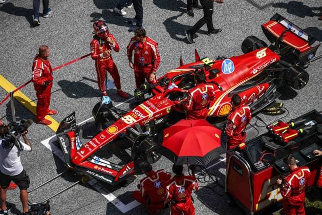 SAINZ Carlos (spa), Scuderia Ferrari SF-24, portrait starting grid mechanic, mecanicien, mechanics during the Formula 1 Qatar Airways Austrian Grand Prix 2024, 11th round of the 2024 Formula One World Championship, WM, Weltmeisterschaft from June 28 to 30, 2024 on the Red Bull Ring, in Spielberg, Austria - F1 - AUSTRIAN GRAND PRIX 2024 DPPI Panoramic 240629_R11_AUSTRIA_DP_XB5_7415_1