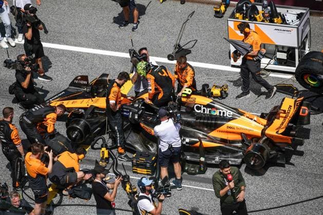 McLaren F1 Team mechanic, mecanicien, mechanics starting grid NORRIS Lando (gbr), McLaren F1 Team MCL38, portrait during the Formula 1 Qatar Airways Austrian Grand Prix 2024, 11th round of the 2024 Formula One World Championship, WM, Weltmeisterschaft from June 28 to 30, 2024 on the Red Bull Ring, in Spielberg, Austria - F1 - AUSTRIAN GRAND PRIX 2024 DPPI Panoramic 240629_R11_AUSTRIA_DP_XB5_7423_1