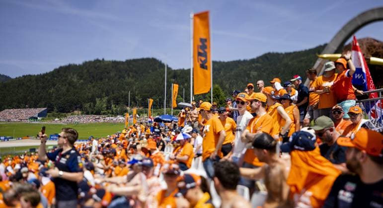 SPIELBERG - Fans of Max Verstappen prior to the sprint race on the Red Bull Ring race circuit in the run-up to the Austrian Grand Prix. ANP SEM VAN DER WAL xVIxANPxSportx xxANPxIVx 502327735 originalFilename: 502327735.jpg