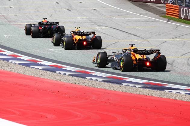 01 VERSTAPPEN Max (nld), Red Bull Racing RB20, action 04 NORRIS Lando (gbr), McLaren F1 Team MCL38, action 81 PIASTRI Oscar (aus), McLaren F1 Team MCL38, action during the Formula 1 Qatar Airways Austrian Grand Prix 2024, 11th round of the 2024 Formula One World Championship, WM, Weltmeisterschaft from June 28 to 30, 2024 on the Red Bull Ring, in Spielberg, Austria - F1 - AUSTRIAN GRAND PRIX 2024 DPPI Panoramic 240629_R11_AUSTRIA_DP_1G9A4264