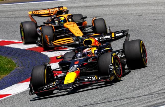 01 VERSTAPPEN Max (nld), Red Bull Racing RB20, action 81 PIASTRI Oscar (aus), McLaren F1 Team MCL38, action during the Formula 1 Qatar Airways Austrian Grand Prix 2024, 11th round of the 2024 Formula One World Championship, WM, Weltmeisterschaft from June 28 to 30, 2024 on the Red Bull Ring, in Spielberg, Austria - F1 - AUSTRIAN GRAND PRIX 2024 DPPI Panoramic 240629_R11_AUSTRIA_DP_F12024GP11AUT_JK429002
