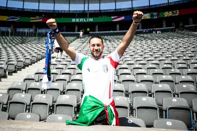 UEFA EURO 2024 Switzerland Italy 29 06 2024 Fans of Italy, the man on the stadium until the start of the match UEFA EURO 2024 Switzerland Italy Olympiastadion, Berlin 29 06 2024 Copyright: xBEAUTIFULxSPORTS Buriakovx