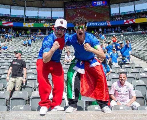 Football, men, season 2023 24, Euro 2024 round of 16 in Berlin, Switzerland Italy, fans of Italy in the stands, 29 06 2024, Copyright: xSebastianxRäppold MatthiasxKochx