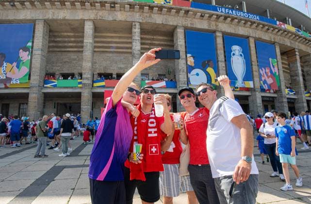 Football, men, 2023 24 season, Euro 2024 round of 16 in Berlin, Switzerland Italy, German and Swiss fans take a selfie in front of the stadium, 29 06 2024, Copyright: xSebastianxRäppold MatthiasxKochx