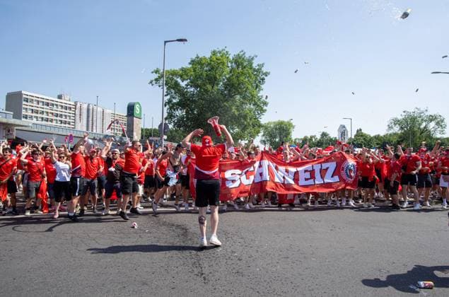 Football, men, season 2023 24, Euro 2024 round of 16 in Berlin, Switzerland Italy, Swiss fan march, numerous cans of beer fly, 29 06 2024, Copyright: xSebastianxRäppold MatthiasxKochx