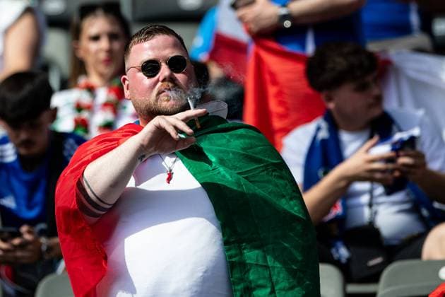 UEFA EURO 2024 Switzerland Italy 29 06 2024 Fans of Italy until the start of the match, a man with the Italian flag smoking UEFA EURO 2024 Switzerland Italy Olympiastadion, Berlin 29 06 2024 Copyright: xBEAUTIFULxSPORTS Buriakovx