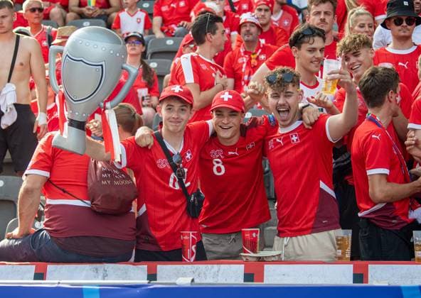 Football, men, season 2023 24, Euro 2024 round of 16 in Berlin, Switzerland Italy, Swiss fans with trophy, 29 06 2024, Copyright: xSebastianxRäppold MatthiasxKochx