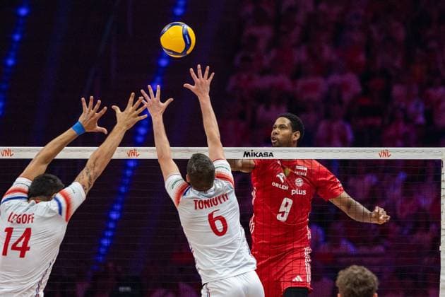 Poland - France 29.06.2024 Lodz, Poland, men s Volleyball Nations League, final round semifinals , game ( match ) Poland - France ; image shows: Nicolas Le Goff (L) Benjamin Toniutti (C) Wilfredo Leon Venero (R) photo Katarzyna Plewczynska Fotostyk Copyright: xFotostykxPhotoxAgencyx 20240629FCTKP096
