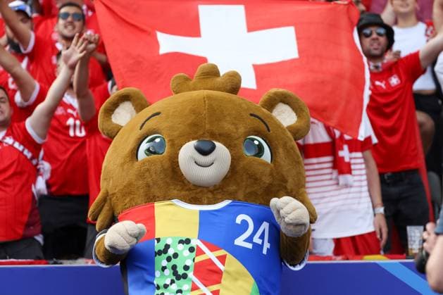 Swiss fan block, mascot Albärt, large Swiss flag, fans dressed in red, Berlin, UEFA EURO 2024, cheering crowd, enthusiastic supporters, seats filled, security service, summer, festive atmosphere, fans in red, soccer enthusiasm, grandstand, sports event, national team, stadium, passion, soccer mascot Albärt , football, UEFA , European Championship, round of 16 2024, Switzerland vs Italy, 29 06 2024, Olympiastadion Berlin, Berlin, Germany Berlin Olympiastadion Berlin Berlin Germany Copyright: xGrantxHubbsx