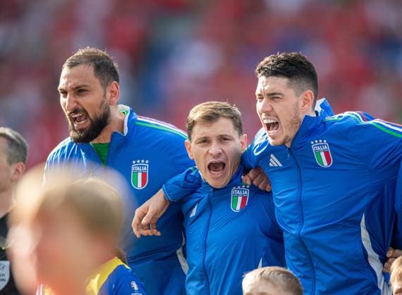 Soccer, men, season 2023 24, Euro 2024 round of 16 in Berlin, Switzerland Italy, f l goalkeeper Gianluigi Donnarumma Italy , Nicolo Barella Italy , Alessandro Bastoni Italy during the anthem, 29 06 2024, Copyright: xSebastianxRäppold MatthiasxKochx