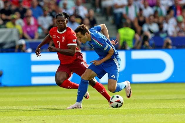 29 06 2024, xtgx, European Football Championship 2024 1 8 Final, Switzerland Italy emspor, v l Breel Donald Embolo Switzerland Federico Chiesa Italy duel, action, action, battle for the ball UEFA REGULATIONS PROHIBIT ANY USE OF PHOTOGRAPHS as IMAGE SEQUENCES and or QUASI VIDEO Berlin