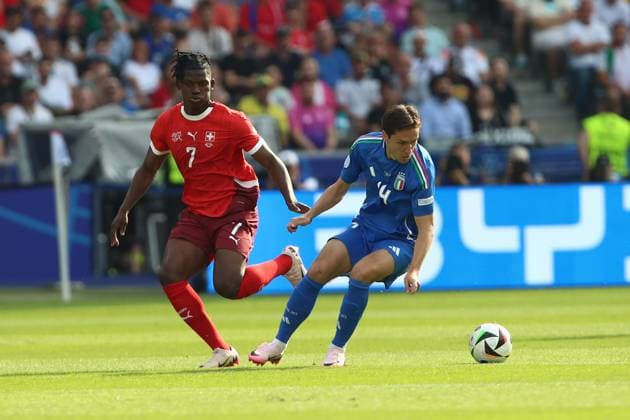 29 06 2024, xtgx, European Football Championship 2024 1 8 Final, Switzerland Italy emspor, v l Breel Donald Embolo Switzerland Federico Chiesa Italy duel, action, action, battle for the ball UEFA REGULATIONS PROHIBIT ANY USE OF PHOTOGRAPHS as IMAGE SEQUENCES and or QUASI VIDEO Berlin