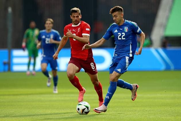 29 06 2024, xtgx, European Football Championship 2024 1 8 Final, Switzerland Italy emspor, v l Remo Freuler Switzerland Stephan El Shaarawy Italy duel, action, action, battle for the ball UEFA REGULATIONS PROHIBIT ANY USE OF PHOTOGRAPHS as IMAGE SEQUENCES and or QUASI VIDEO Berlin