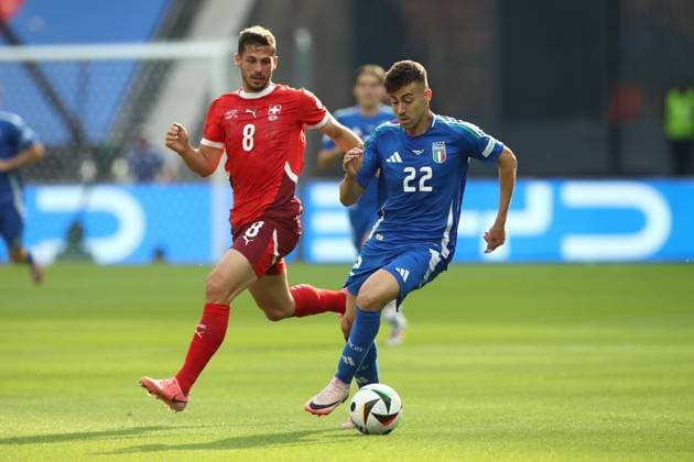 29 06 2024, xtgx, European Football Championship 2024 1 8 Final, Switzerland Italy emspor, v l Remo Freuler Switzerland Stephan El Shaarawy Italy duel, action, action, battle for the ball UEFA REGULATIONS PROHIBIT ANY USE OF PHOTOGRAPHS as IMAGE SEQUENCES and or QUASI VIDEO Berlin