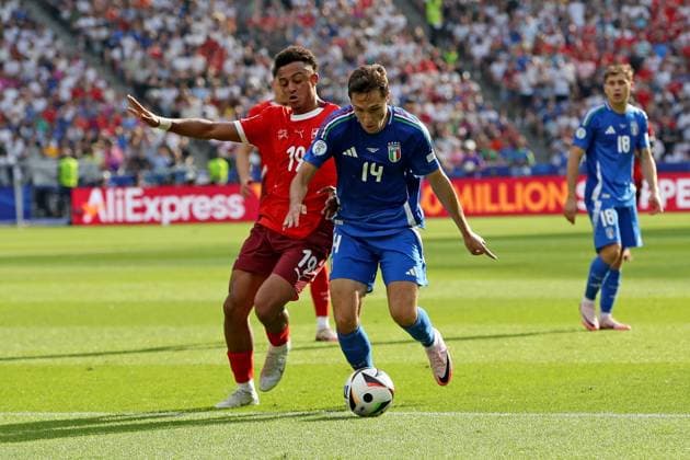 29 06 2024, xtgx, European Football Championship 2024 1 8 Final, Switzerland Italy emspor, v l Dan Ndoye Switzerland Federico Chiesa Italy duel, action, action, battle for the ball UEFA REGULATIONS PROHIBIT ANY USE OF PHOTOGRAPHS as IMAGE SEQUENCES and or QUASI VIDEO Berlin