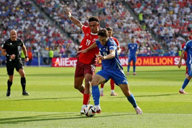29 06 2024, xtgx, European Football Championship 2024 1 8 Final, Switzerland Italy emspor, v l Dan Ndoye Switzerland Federico Chiesa Italy duel, action, action, battle for the ball UEFA REGULATIONS PROHIBIT ANY USE OF PHOTOGRAPHS as IMAGE SEQUENCES and or QUASI VIDEO Berlin