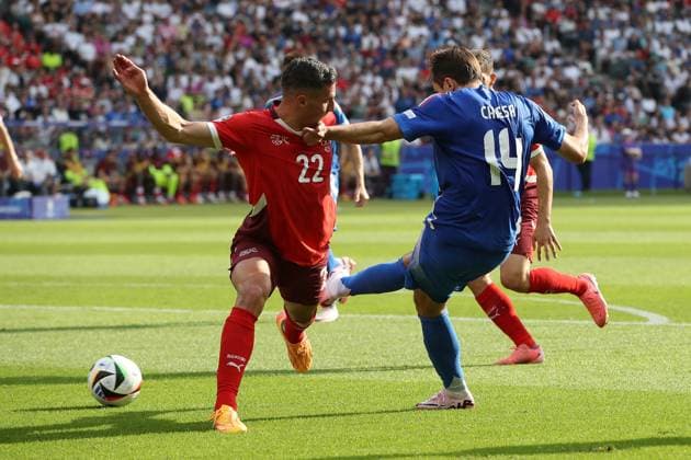 29 06 2024, xtgx, European Football Championship 2024 1 8 Final, Switzerland Italy emspor, v l Fabian Schär Switzerland Federico Chiesa Italy duel, action, action, battle for the ball UEFA REGULATIONS PROHIBIT ANY USE OF PHOTOGRAPHS as IMAGE SEQUENCES and or QUASI VIDEO Berlin