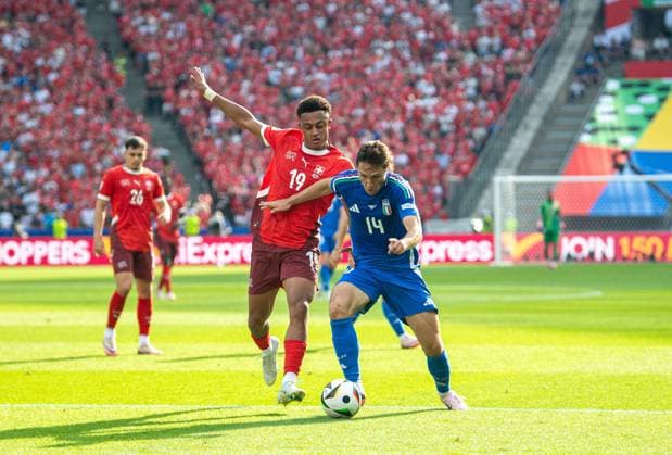 Football, men, season 2023 24, Euro 2024 round of 16 in Berlin, Switzerland Italy, v l Dan Ndoye Switzerland , Federico Chiesa Italy , 29 06 2024, Copyright: xSebastianxRäppold MatthiasxKochx