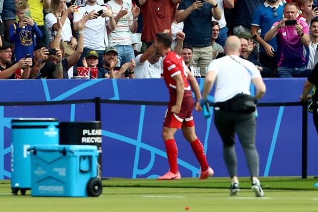 29 06 2024, xtgx, European Football Championship 2024 1 8 Final, Switzerland Italy emspor, v l Goal celebration after the goal to celebrate the goal celebrate 1 0 by Remo Freuler Switzerland UEFA REGULATIONS PROHIBIT ANY USE OF PHOTOGRAPHS as IMAGE SEQUENCES and or QUASI VIDEO Berlin