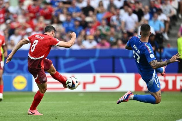 BERLIN, GERMANY - JUNE 29: Remo Freuler of Switzerland scoring the first goal during the match between Switzerland and Italy on Round of 16 - UEFA EURO, EM, Europameisterschaft,Fussball 2024 at Olympiastadion on June 28, 2024 in Berlin, Germany. Photo by Sebastian Frej Switzerland v Italy - Round of 16 - UEFA EURO 2024 Copyright: xSebastianxFrejx